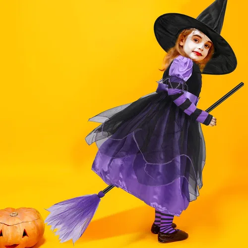 Vista 7 de Juego de 4 piezas de disfraz de Halloween, sombrero de bruja de lujo, escoba, falda tutú, rayas hasta el muslo, medias altas para niños y niñas