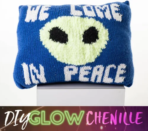 Vista 6 de Lion Brand Yarn Chenilla Resplandeciente DIY, Hilo Grueso, Glow Worm, 1 Paquete Gusano resplandor