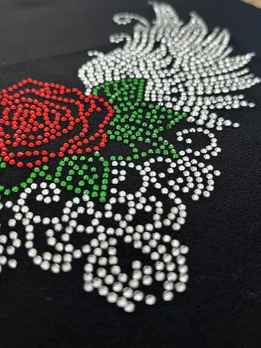 Vista 3 de Diseño de diamantes de imitación termoadhesivos con diseño de alas de ángel y rosas para transferencias de calor para camisas