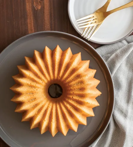 Vista 2 de Nordic Ware Brilliance Bundt, 5 tazas, Oro