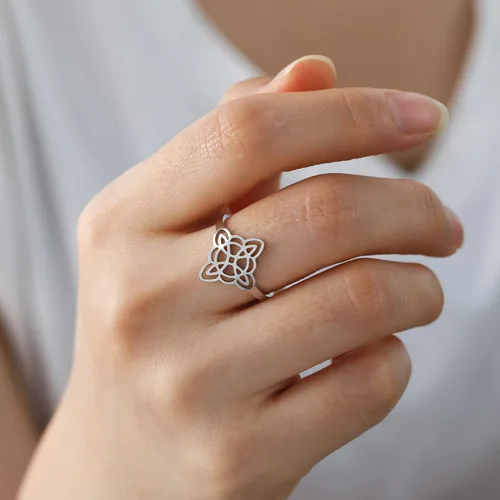Vista 4 de Dreamtimes Anillo de nudo de bruja para mujer, de acero inoxidable, con barra abierta, ajustable, celta, cuaternario, nudo de bruja, amuleto