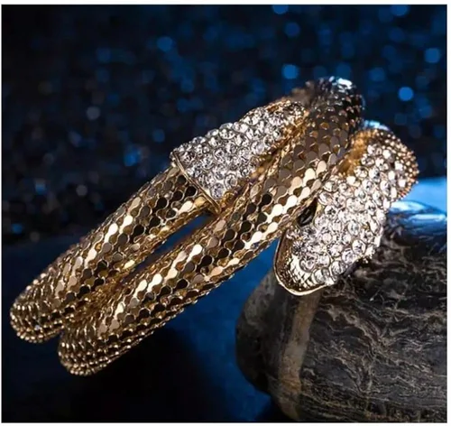 Vista 2 de The Unusual Store - Pulsera de serpiente de bobina hueca con construcción metálica, patrón de reptiles Joyería para mujer