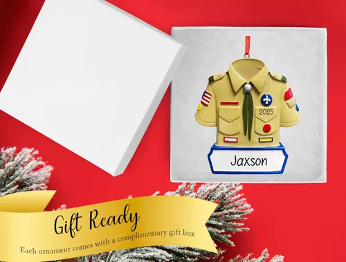 Vista 2 de Adorno Personalizado de Uniforme de Boy Scout para Navidad 2025 Adorno para Árbol de Navidad para Scout Masculino Recuerdo Único de Primer