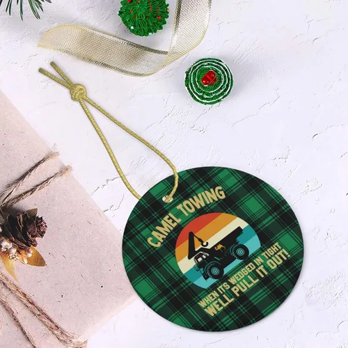 Vista 5 de Camel Towing When It's Wedged in Tight We'll Pull It Out Christmas Tree Hanging Ceramic Round Christmas Ornaments Home Decor Indoor Outdoor