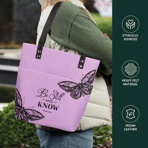 Vista 6 de Christian Art Gifts Bolsa de mano de fieltro y piel sintética con escritura inspiradora, talla única, Mariposa púrpura/Be Still, Estar quieto y saber