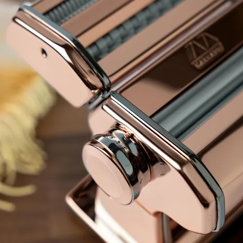 Vista 3 de Marcato Hecho en Italia Atlas+Máquina de pasta, cobre. Rodillos de acero cromado y aluminio, doble cortador para lasaña, fettuccine y espagueti