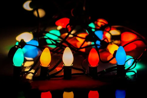 Vista 5 de Creative Hobbies Cadena de luces de Navidad multicolor de 25 pies con bombillas incandescentes C7 - Luces clásicas de decoración navideña