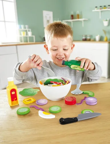 Vista 8 de Hape Juego de ensalada de madera saludable 39 piezas de juego de ensalada de simulación con utensilios e ingredientes para niños pequeños a partir