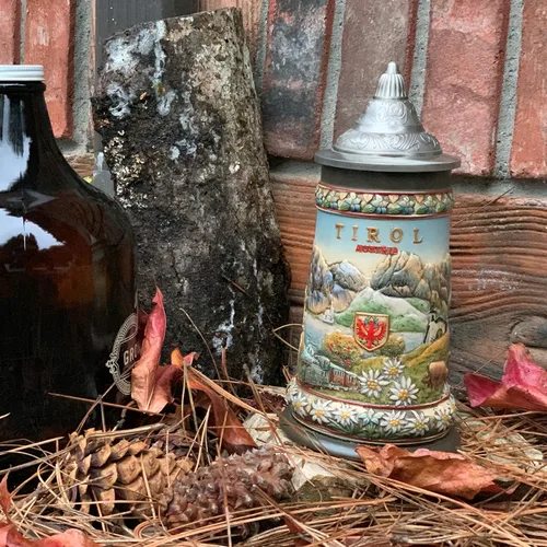 Vista 5 de OktoberfestHaus - Jarra de Cerveza de Cerveza Austria Pintada a Mano con Tapa Metálica y Escena de Tirol Alpes Jarra Cervecera Alemana