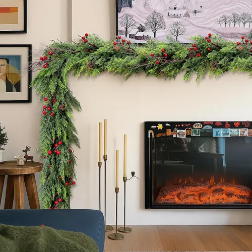 Vista 3 de ENVEN Guirnalda de Navidad de cedro sintético con bayas rojas y conos de pino, vegetación de invierno sintética completa para repisas navideñas