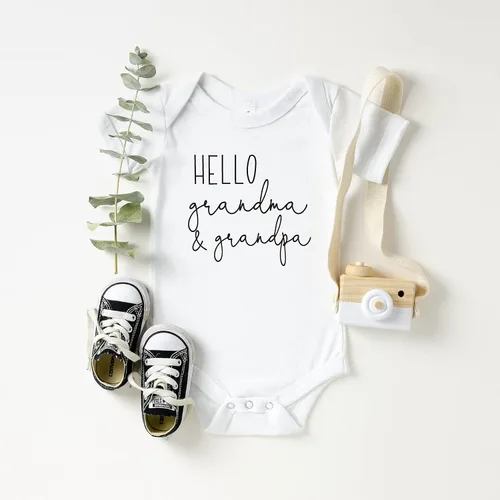 Vista 3 de Bump and Beyond Designs Regalos de anuncio de embarazo de Hello Grandma and Grandpa