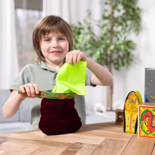 Vista 5 de Juego de magia de madera maciza con 10 trucos clásicos Melissa & Doug Deluxe