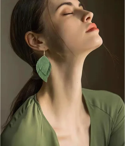 Vista 6 de Aretes colgantes hechos a mano, de piel auténtica, con flecos, de doble pluma, de color ligero, de poliuretano, para mujeres y niñas, joyería de moda