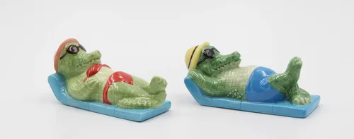 Vista 4 de Cosmos Gifts 20787 - Juego de coctelera de porcelana fina en traje de baño, bronceador solar, salero y pimentero, 4 pulgadas de largo