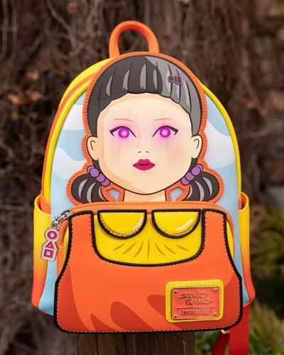Vista 8 de Loungefly Netflix Squid Game Light Up Singing Young Hee Cosplay Mini Mochila, Varios colores, Sqbk0002
