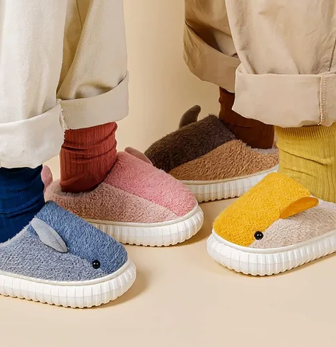 Vista 5 de Cozomiz Pantuflas para niños y niñas, lindas pantuflas de delfín para invierno, con forro de piel sintética, cálidas, antideslizantes