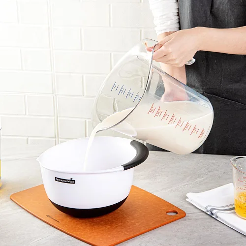 Vista 5 de Restaurantware-Chef 101 - Tarro medidor de 4 cuartos de galón, 1 vaso de medición duradero, unidades métricas e imperiales, boquilla en forma de V