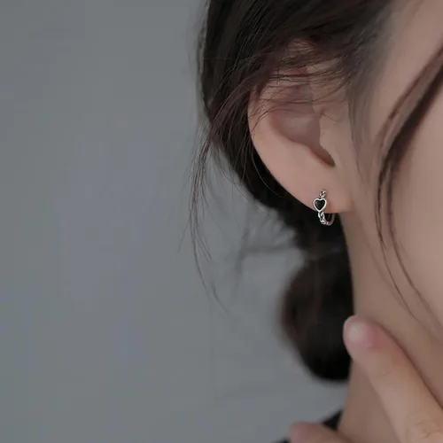 Vista 3 de SLUYNZ Aretes de aro de plata de ley 925 con forma de corazón negro para mujeres, adolescentes y adolescentes