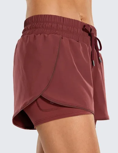 Vista 4 de CRZ YOGA Pantalones cortos de entrenamiento de cintura media para mujer con forro de 3 pulgadas - 2 en 1, pantalones cortos deportivos de tenis