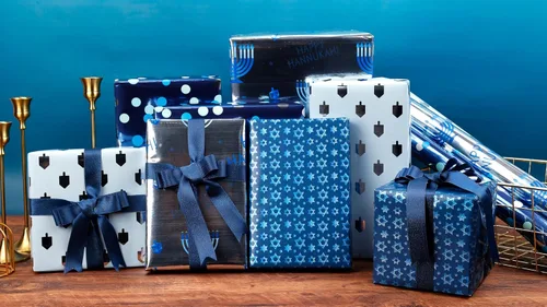 Vista 2 de The Dreidel Company Paquete de 4 Papel de Regalo con Diseño Temático de Hanukkah, Rollo de Chanukah de 17.5" X 180" (15 Pies) Pulgadas Hoja Papel