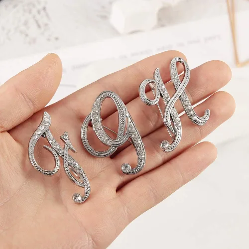 Vista 4 de LONG TIANTIAN 2 broches con inicial, delicado alfabeto con diamantes de imitación, broche con inicial de diamantes de imitación, joyería de letras
