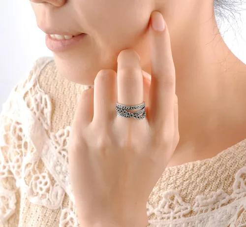 Vista 7 de Mytys Crossover Statement Rings for Women 18k Gold Band Ring Black Marcasite Wide Chunky Twist Rings