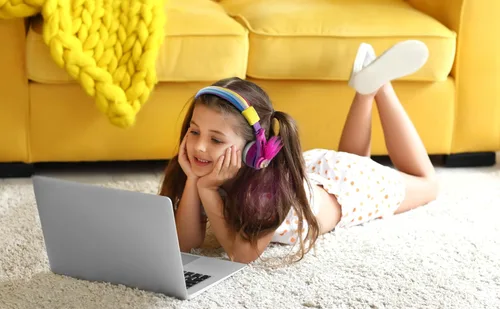 Vista 3 de eKids Trolls Band Together - Auriculares Bluetooth para niños, auriculares inalámbricos con micrófono, incluye cable auxiliar, reducción de volumen
