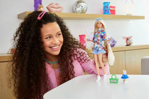 Vista 2 de Barbie Muñeca extra y accesorios con pelo rubio extra largo con traje floral y poncho con conejito de mascota