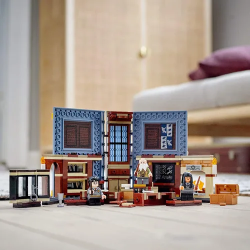 Vista 4 de LEGO Harry Potter Hogwarts Moment: Clase de Encantamientos 76385 La Clase del Profesor Flitwick en un Set de Juego de Libro Construido