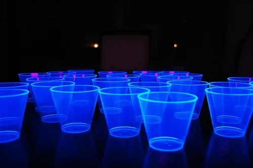 Vista 12 de DIRECTGLOW LLC Copas de fiesta de 25 quilates reactivas a la luz negra de 9 onzas con 5 globos de luz negra (multicolor)