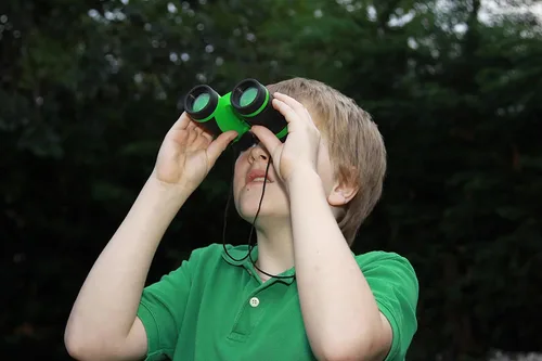 Vista 3 de Brainstorm Toys Binoculares ligeros de aventura al aire libre