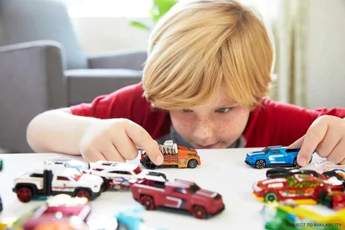 Vista 2 de Hot Wheels Paquete de 5 autos o camiones de juguete, 3 juegos temáticos de 5 vehículos fundidos a presión a escala 1:64 para niños y coleccionistas