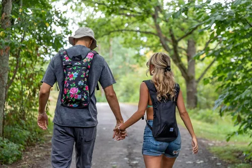 Vista 8 de Vibe Festival Gear Mochila de hidratación con bolsa de agua de 2 L para mujeres, hombres, adolescentes y niños, Hydropack Hydro Sports, al aire