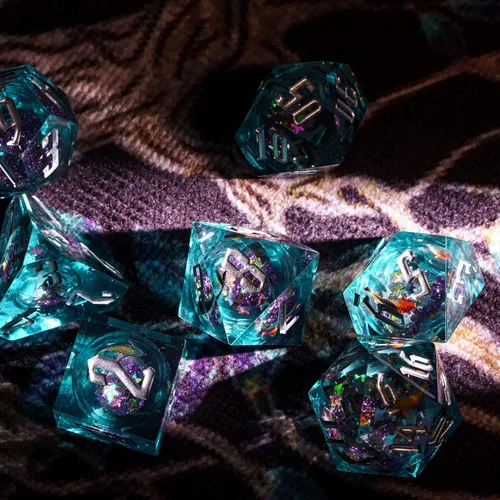 Vista 3 de Cusdie Juego de dados DND de 7 troqueles con bordes afilados, juego de dados poliédricos D&D con calcomanías Goldfish para juegos de rol DND TTRPG