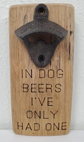 Vista 4 de Abrebotellas de madera recuperada montado en la pared con 4 frases diferentes para elegir