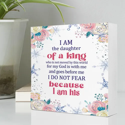 Vista 3 de Letrero inspirador de madera cristiana para decoración de escritorio, con texto en inglés "I Am the Daughter Of A King" (Soy la hija de un rey)
