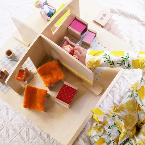Vista 7 de HABA Little Friends Dollhouse Town Villa con 10 muebles