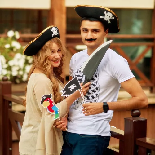 Vista 7 de D-Fokes Paquete de 2 sombreros de pirata de fieltro para niños, sombrero de fiesta pirata de tres esquinas, disfraz de capitán pirata con estampado