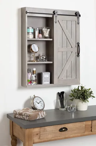 Vista 2 de Kate and Laurel Cates - Armario decorativo de madera para almacenamiento de pared con espejo rectangular y puerta corrediza de granero, 22 x 28 Gris