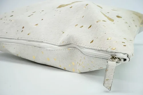 Vista 2 de rodeo™ Funda de almohada de piel de vaca metálica dorada de doble cara (12x20)