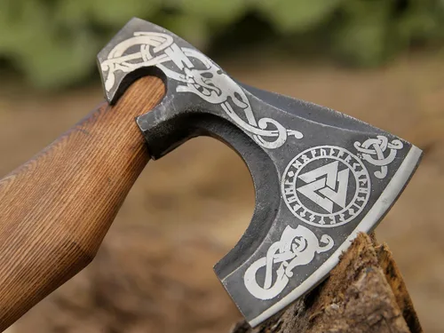 Vista 4 de ANCILLA Hacha vikinga de 16 pulgadas para camping, hecha de hoja de acero al carbono forjada a mano y mango de palisandro, el hacha viene con funda