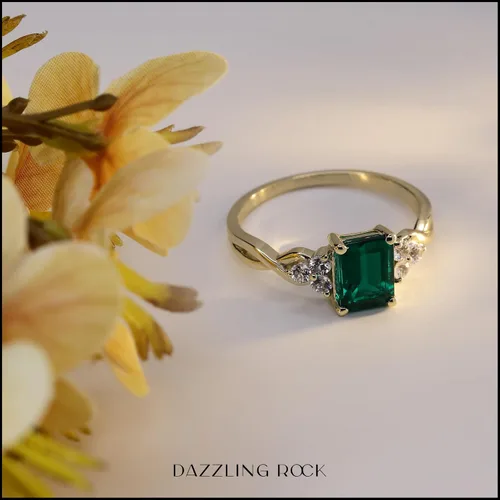 Vista 4 de Dazzlingrock Collection Anillo de compromiso con forma de esmeralda de 0.315 x 0.236 in creado en laboratorio y zafiro blanco redondo de 0.087 in