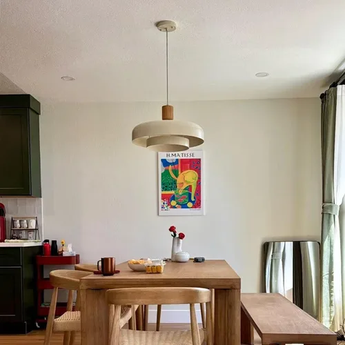 Vista 3 de Lámpara Colgante Grande Moderna de 19.68 Pulgadas, 2 Niveles con Pantallas Crema Suaves, Acento de Madera Natural y Latón, Candelabro de Mediados