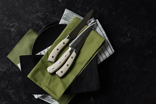 Vista 4 de DURA LIVING Juego de cuchillos de cocina dentados de 4 piezas, acero inoxidable forjado de alto carbono, ultra afilados, asas negras ergonómicas