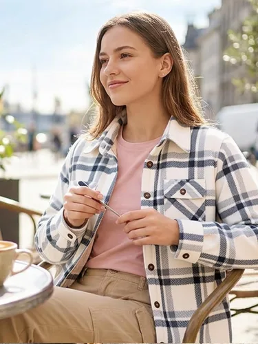 Vista 4 de Lisskolo Chaqueta tipo camisa con forro polar para mujer con bolsillos para las manos, chaqueta de forro polar Sherpa con botones a cuadros, ropa