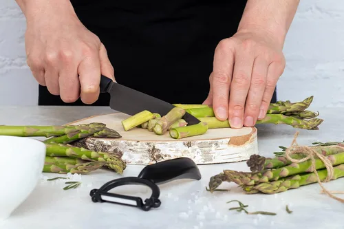 Vista 4 de Kyocera Innovation Series - Cuchillo de corte de cerámica de 5 pulgadas, con mango ergonómico suave al tacto, hoja negra, mango negro