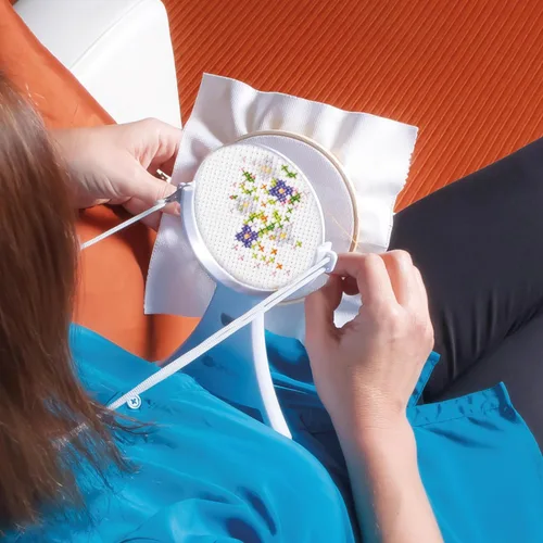 Vista 4 de OttLite Lupa LED manos libres de 4 pulgadas, cordón ajustable para el cuello, lupa acrílica, punta de aguja, costura, fabricación de joyas