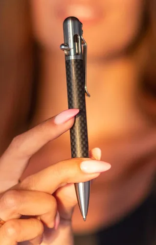 Vista 2 de BASTION Bolt Pen Fibra de carbono y acero inoxidable Cartucho de tinta extra negra de punta fina (0.020 in) para mujeres y hombres, bolígrafo