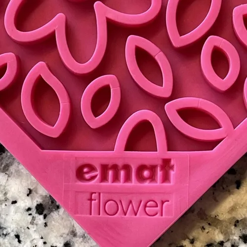 Vista 2 de SodaPup Flower Power eMat - Tapete Alimentador Duradero para Lamer Fabricado en EE.UU. con Goma No Tóxica, Segura para Mascotas, Apta para Alimentos