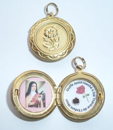 Vista 2 de St Therese of Lisieux relic locket